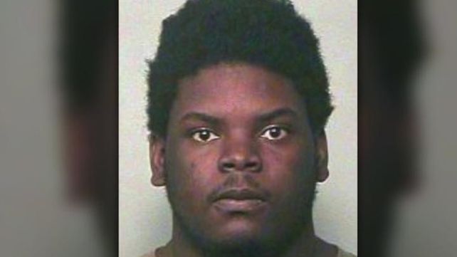 Un hombre trataba de ahogar a sus bebés, hasta que un vecino lo mató