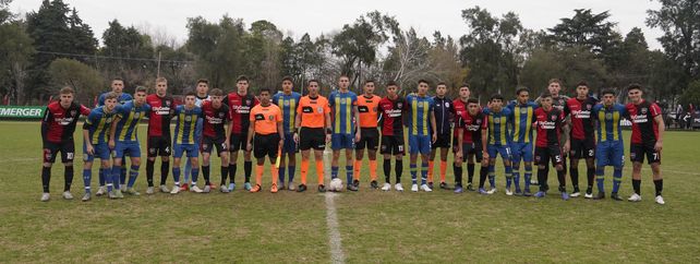 Solo se trata de jugar. Antes de iniciarse el clásico los futbolistas se intercalaron para la foto de Ovación de Acá. Fue una gran jornada.