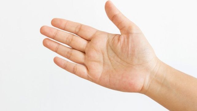 ¿Tenés la letra M en la palma de la mano?: esto es lo que significa