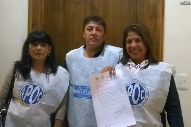 Mónica Pedriel junto a compañeros entregando el petitorio.