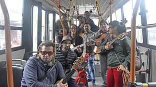 Músicos en los bondis, el arte que nunca descansa