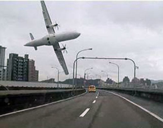 Al menos 13 pasajeros murieron al estrellarse un avión en Taiwán