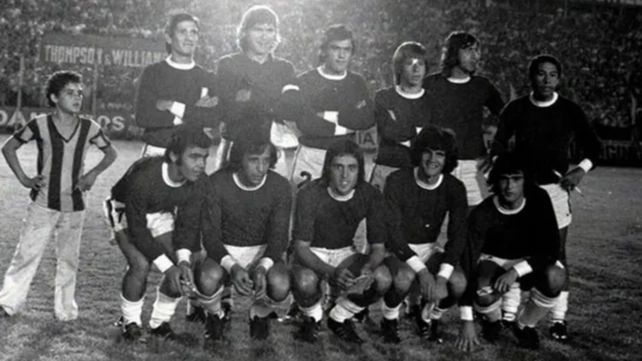 El combinado de Rosario que en abril de 1974 bailó a la selección argentina en Newells. Esa noche jugó el Trinche.