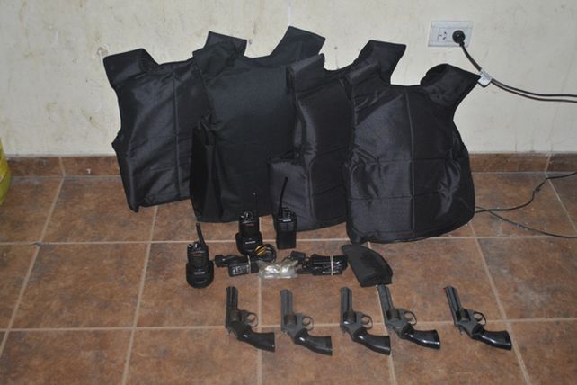 Secuestraron armas de fuego, chalecos antibalas y handys durante un allanamiento