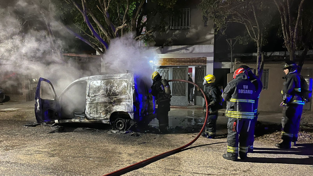 Auto incendiado en Pascual Rosas al 2200. Bomberos Voluntarios trabajaron en la extinción de las llamas.&nbsp;