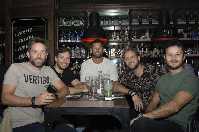 Fernando Otalora, Nacho Nicosia, Facundo Angelini, Franco Ridolfo y Agus Abril.
