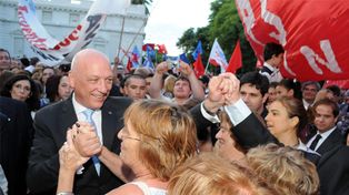 Las nuevas autoridades realizaron la tradicional caminata desde la Legislatura hasta Casa de Gobierno