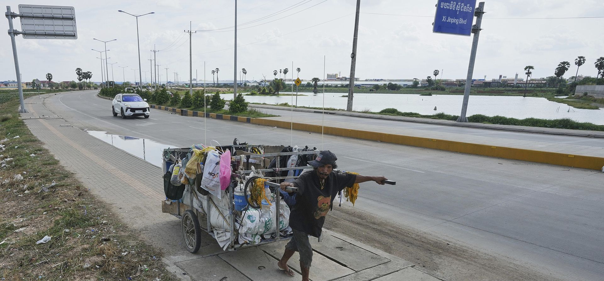 Un trapero arrastra su carreta por el bulevar Xi Jinping, en las afueras de Phnom Penh, Camboya, el lunes 14 de abril de 2025. (Foto AP/Heng Sinith) Un trapero arrastra su carreta por el bulevar Xi Jinping, en las afueras de Phnom Penh, Camboya, el lunes 14 de abril de 2025. (Foto AP/Heng Sinith)