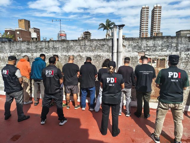 Desbarataron una casa de apuestas ilegales en Aristóbulo del Valle al 4500: ocho detenidos, entre ellos un crupier y un cocinero