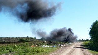&nbsp;El basural lindero a barrio Los Zorzales de Colonia Avellaneda volvió a arder a pesar del amparo judicial. Vecinos también denunciaron contaminación cloacal&nbsp;