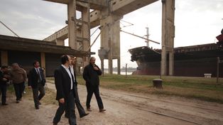 Un buque granelero completa la carga de 530 camiones con trigo en el Puerto local