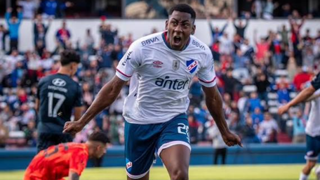 Gonzalo Carneiro defiende los colores de Nacional. Entre otros clubes pasó por San Pablo y Cruz Azul.
