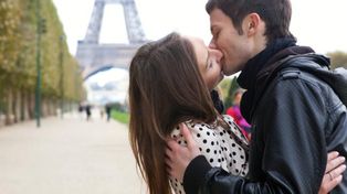 La hormona que liberan los enamorados causa sensación similar a la borrachera