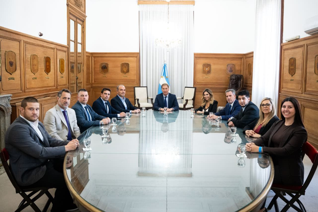 La dirigencia provincial de LLA durante la reciente reunión con funcionarios nacionales en la que se anunció ayuda por la inundaciones en Santa Fe.