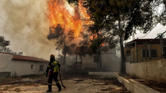 El mayor incendio de la década en Grecia deja numerosos muertos, casas y vehículos destruidos