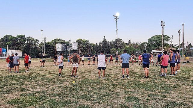 Los jugadores de Estudiantes comenzaron a trabajar en El Plumazo.