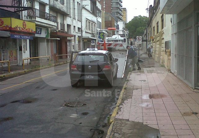 Un auto quedó dentro de un local tras un choque