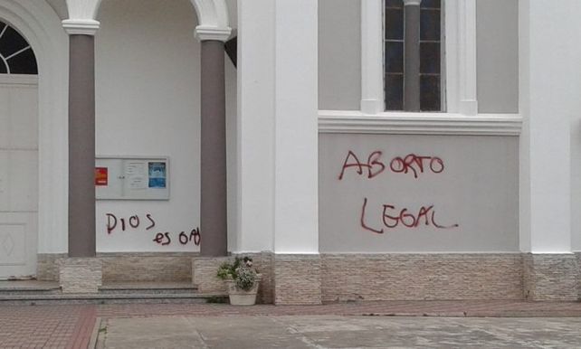 Indignación en la feligresía por pintadas en una iglesia