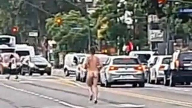 La imagen del hombre corriendo desnudo quedó registrada por las cámaras de varios celulares.