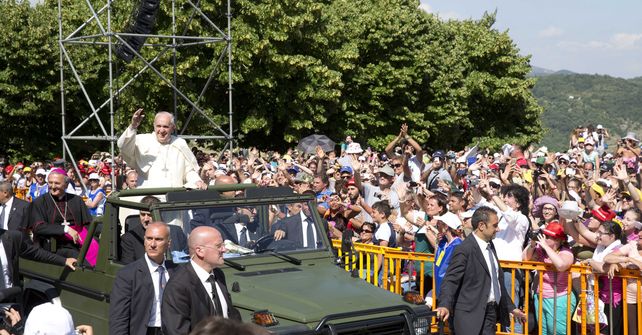 El Papa ayer recorriendo Castelpetroso