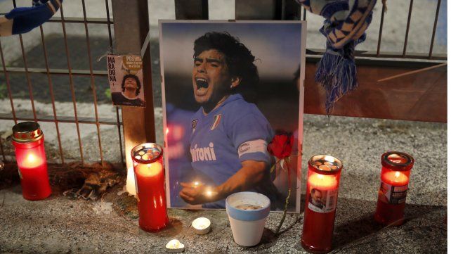 Las inmediaciones del estadio San Paolo se convirtieron en un verdadero santuario para rendirle homenaje a Diego Maradona.