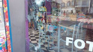 Los delincuentes rompieron el vidrio e ingresaron al drugstore, en plena Recoleta santafesina.