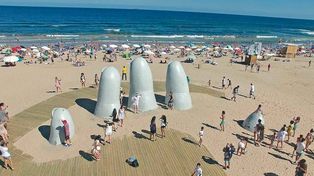 Los argentinos copan las playas de Uruguay en un verano exitoso