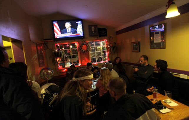 Comensales en un restaurante de Newton escuchan el discurso de Obama