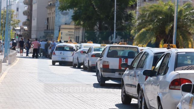 Taxistas de Paraná cortan calles para poder aumentar tarifa