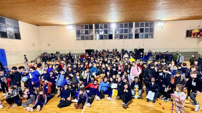 Los chicos del club Estudiantes en Mendoza.