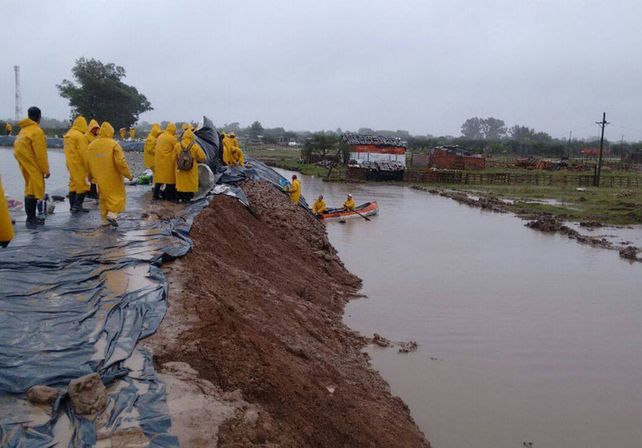 En Gualeguay. Trabajaron en la defensa costera; el río en Puerto Ruiz llegó ayer a los 5