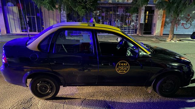 El taxista estaba detenido en el medio de la calle.