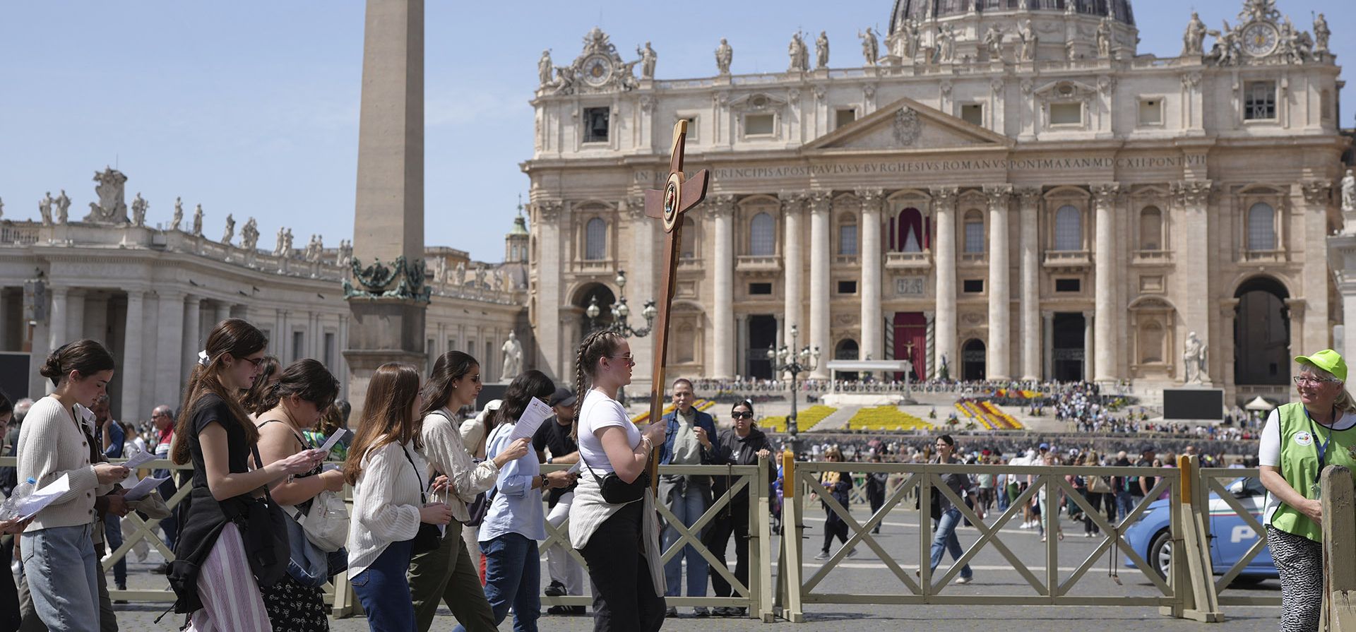 Peregrinos, uno de ellos con una cruz en la mano, caminan por la Plaza de San Pedro del Vaticano después de que el cardenal camarlengo Kevin Joseph Farrell anunciara el fallecimiento del papa Francisco, el lunes 21 de abril de 2025. (Foto AP/Alessandra Tarantino) Peregrinos, uno de ellos con una cruz en la mano, caminan por la Plaza de San Pedro del Vaticano después de que el cardenal camarlengo Kevin Joseph Farrell anunciara el fallecimiento del papa Francisco, el lunes 21 de abril de 2025. (Foto AP/Alessandra Tarantino)