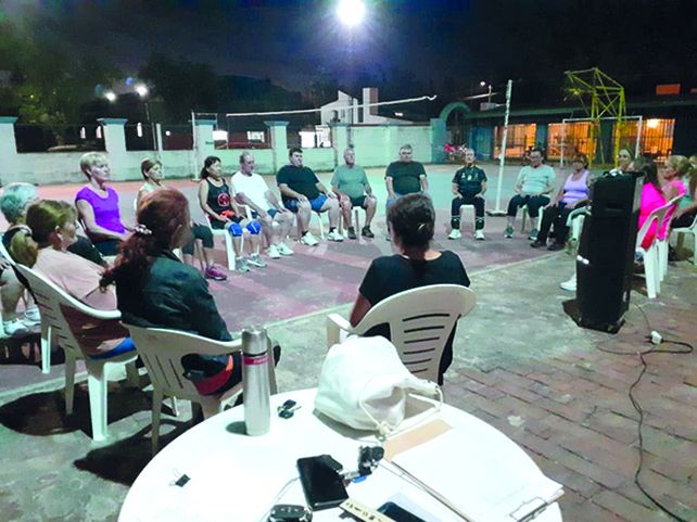 Otras disciplinas como la meditación y ejercicios complementarios se intercalan en las prácticas para renovar el entusiasmo de los participantes y alentar a la integración grupal.