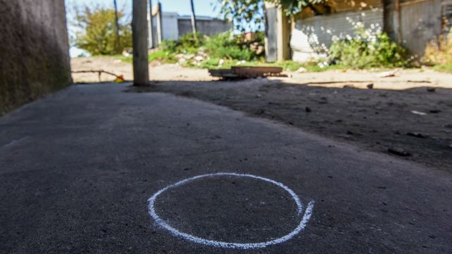 Marcas de tiza. Juan Angel Alegre recibió al menos cuatro disparos. Murió pocos minutos después de ser ingresado al Heca.