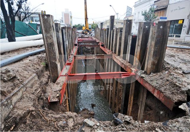 Reparación. Así está el cantero central de Bulevar y parte de la mano que corre de oeste a este / Foto: Mauricio Centurión - Uno Santa Fe