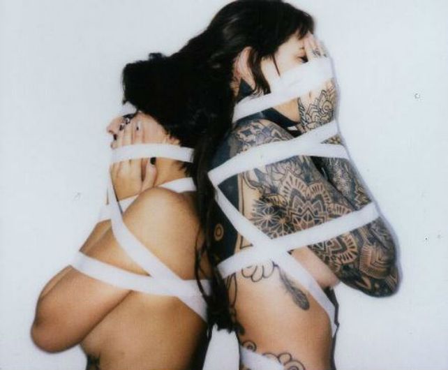 Candelaria Tinelli posó desnuda y encintada junto a la modelo Selena Gómez