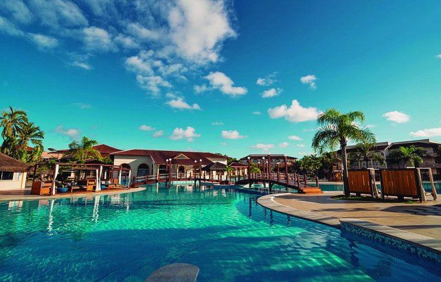 El hotel acerca una propuesta premium de resort Todo Incluido en Bahía con servicios exclusivos y atención personalizada.