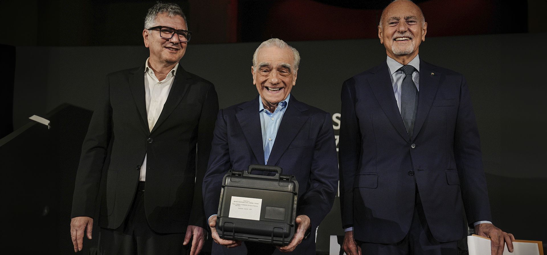 De izquierda a derecha, Domenico De Gaetano, Martin Scorsese y Enzo Ghigo durante una conferencia de prensa en la que el director estadounidense recibió una caja con fragmentos de la película Cabiria, una película de 1914 de Giovanni Pastrone, antes de recibir el premio Estrella de la Mole en una ceremonia de gala en el atrio-templo de la sede del museo, la Mole Antonelliana, en Turín, noroeste de Italia, el lunes 7 de octubre de 2024. (Marco Alpozzi/LaPresse vía AP) De izquierda a derecha, Domenico De Gaetano, Martin Scorsese y Enzo Ghigo durante una conferencia de prensa en la que el director estadounidense recibió una caja con fragmentos de la película Cabiria, una película de 1914 de Giovanni Pastrone, antes de recibir el premio Estrella de la Mole en una ceremonia de gala en el atrio-templo de la sede del museo, la Mole Antonelliana, en Turín, noroeste de Italia, el lunes 7 de octubre de 2024. (Marco Alpozzi/LaPresse vía AP)