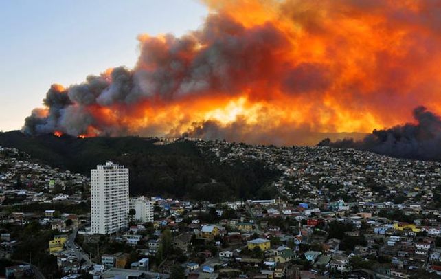 Impactante. Las llamas devoran los bosques que cubren seis cerros contiguos a la ciudad chilena de Valparaíso.