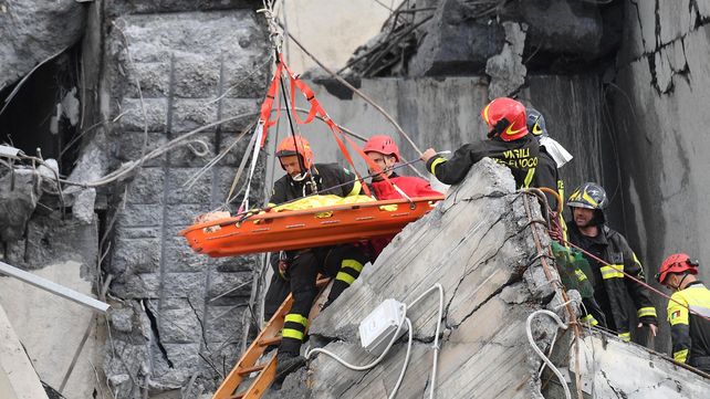 Las imágenes del dramático rescate tras el derrumbe del puente en Génova