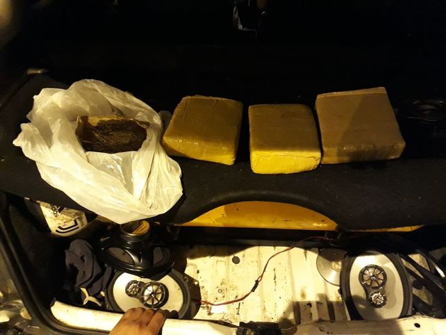 Atraparon a una pareja de narcotraficantes con tres kilos de marihuana