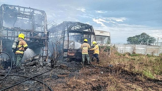 Un incendio consumió tres colectivos abandonados en Paraná