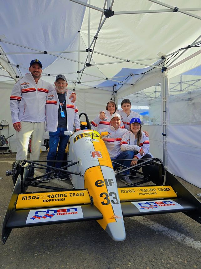 En su salsa. El Poppy Larrauri y el EuroBrun que conducirá en Imola.