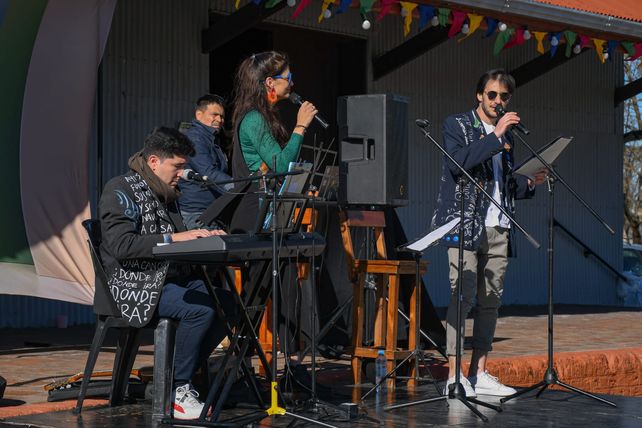 Alvear vivió su primera Feria del Libro en el Centro de Expresiones con la presencia del escritor Lucas Botta