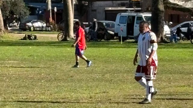 La vida de un exjugador de Central: trabaja de albañil e integra el equipo de amigos del barrio Las Flores