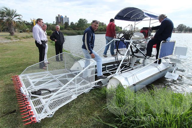 Incorporaron una máquina para limpiar las orillas del río