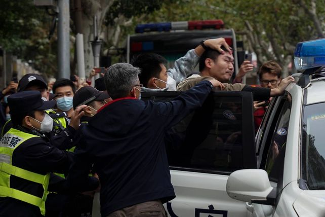 Arrestos este lunes en el centro de Shanghai. La policía china