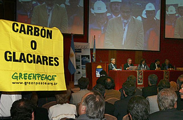 Activistas de Greenpeace irrumpieron en un acto de Cristina en El Calafate
