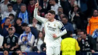Federico Valverde marcó los tres goles del Merengue, que quedó a un paso de los cuartos de final de la Champions League.